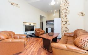 Comfortable Apartment On Mikhaylovskiy Lane